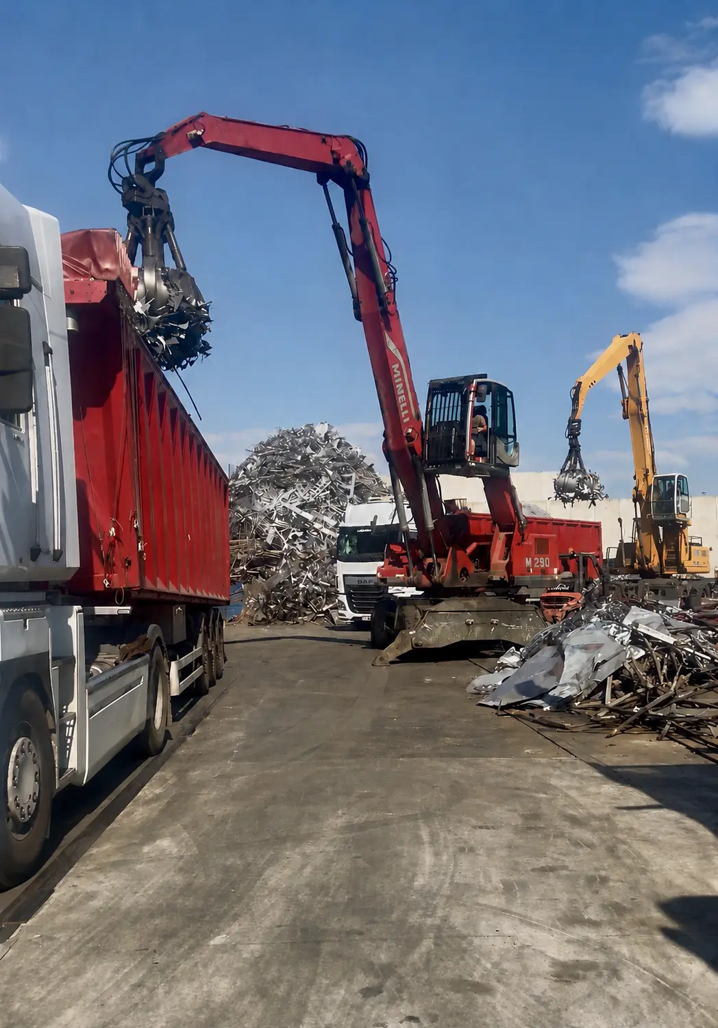 Due gru movimentano rottami metallici nel piazzale mostrato nella copertina Full Metals